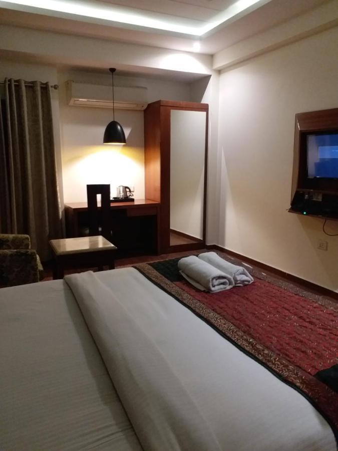 Hotel Lohias Delhi Airport Нью-Дели Экстерьер фото