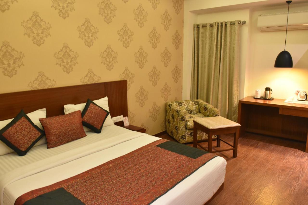 Hotel Lohias Delhi Airport Нью-Дели Экстерьер фото