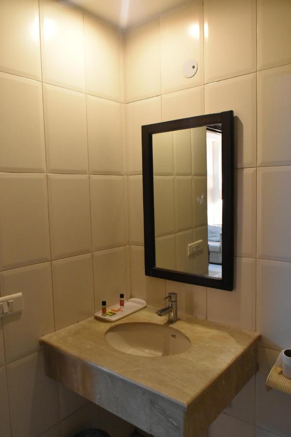 Hotel Lohias Delhi Airport Нью-Дели Экстерьер фото