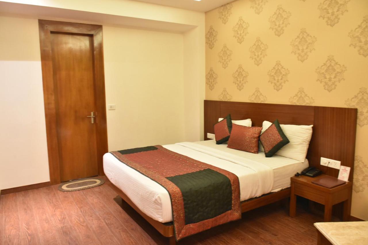 Hotel Lohias Delhi Airport Нью-Дели Экстерьер фото
