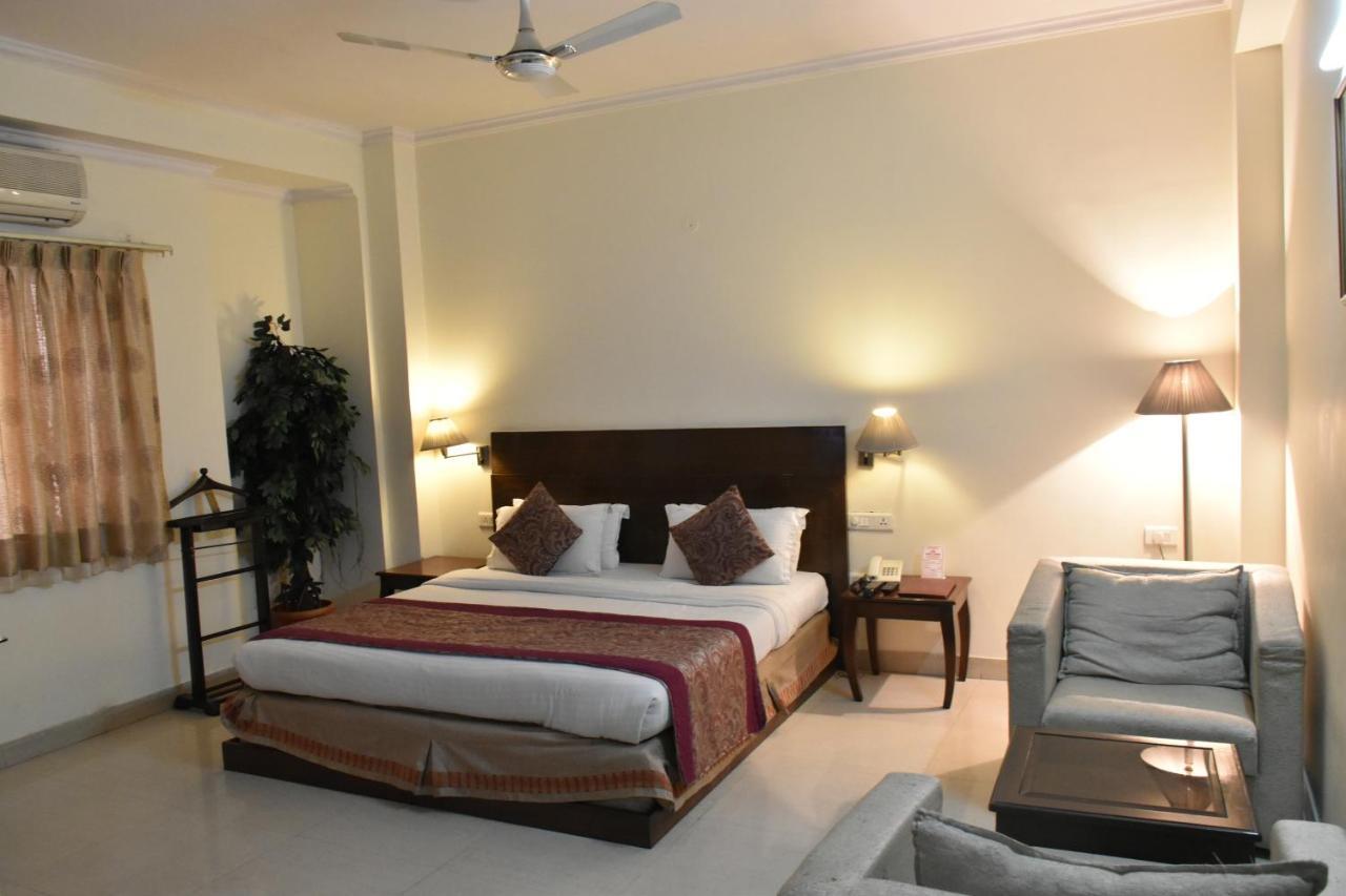 Hotel Lohias Delhi Airport Нью-Дели Экстерьер фото