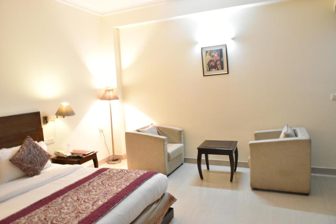 Hotel Lohias Delhi Airport Нью-Дели Экстерьер фото