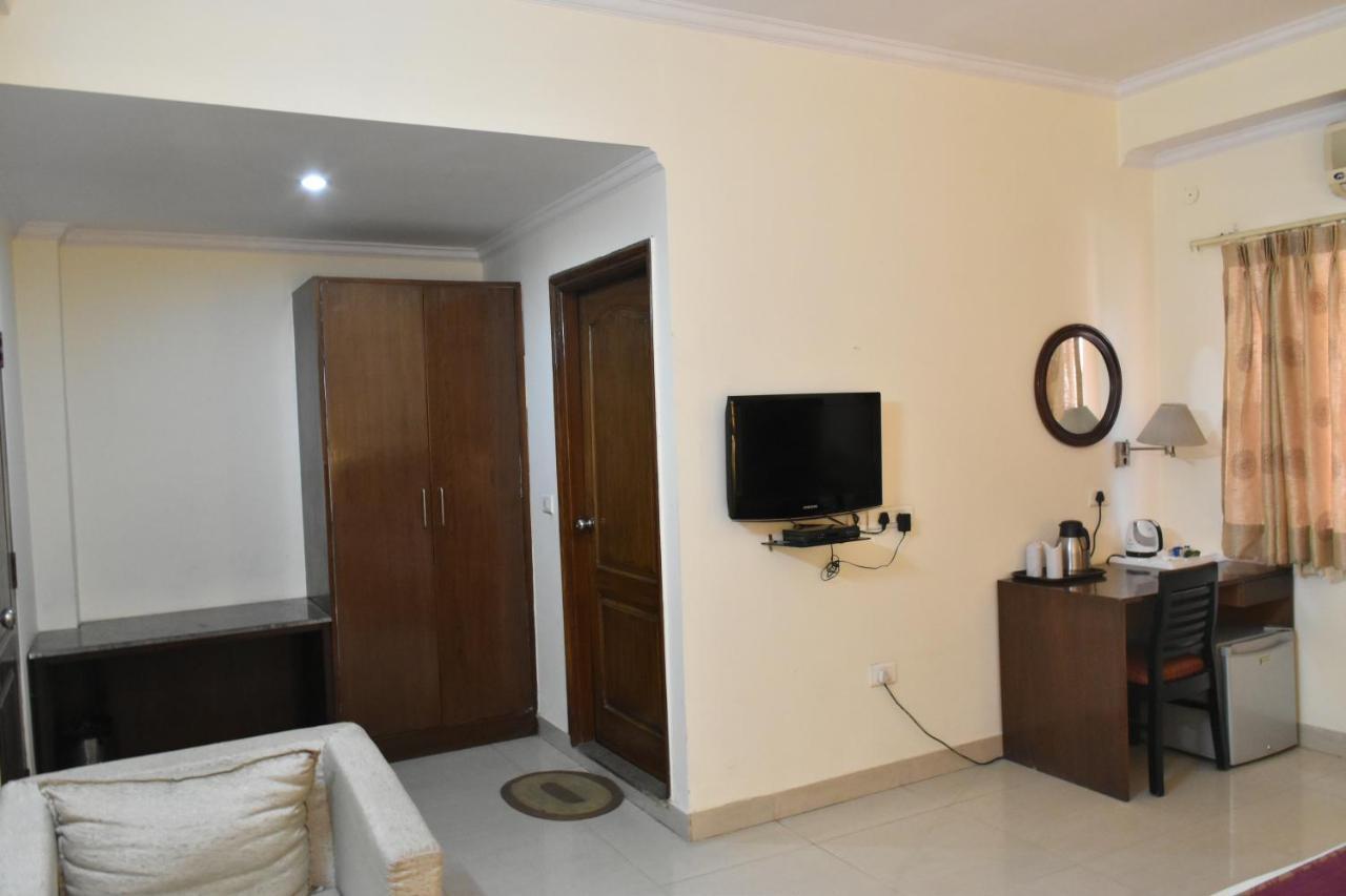 Hotel Lohias Delhi Airport Нью-Дели Экстерьер фото
