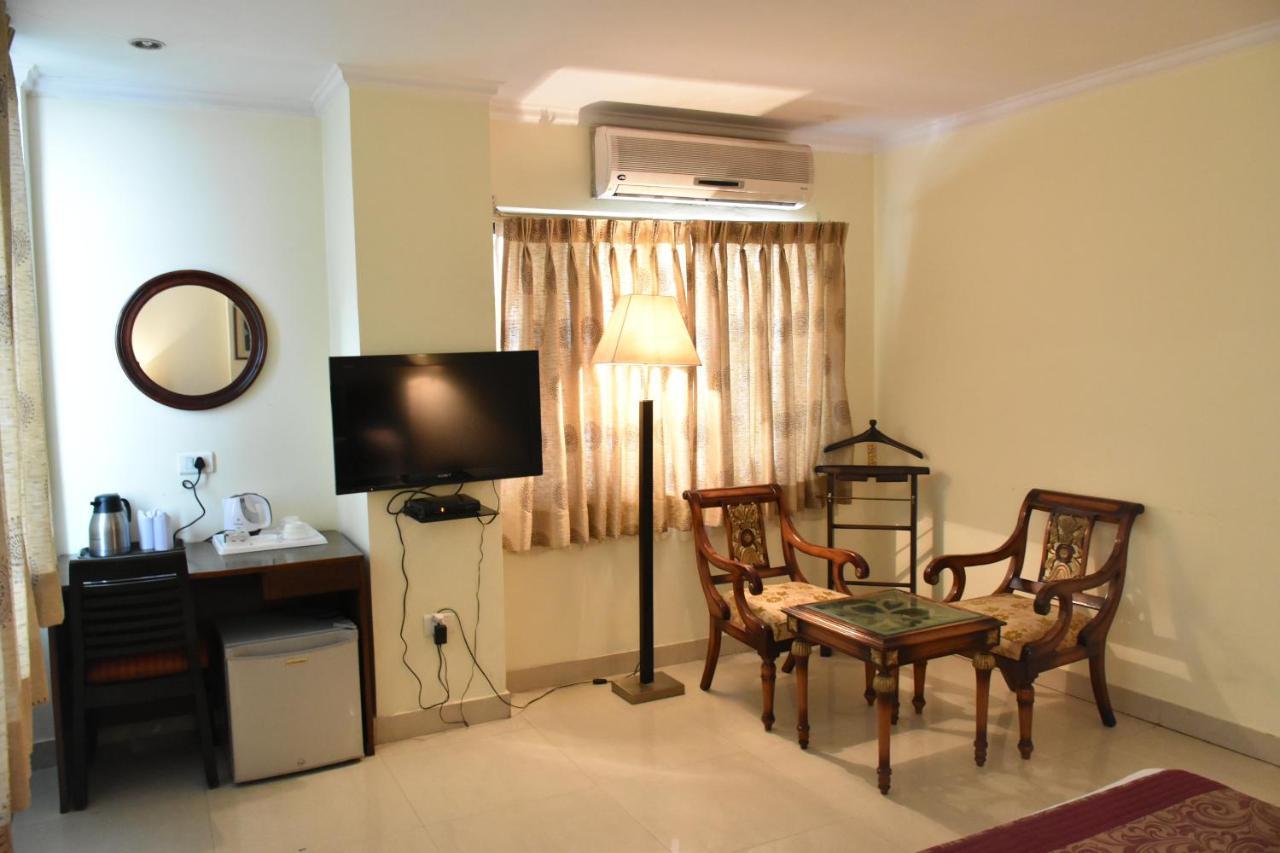 Hotel Lohias Delhi Airport Нью-Дели Экстерьер фото