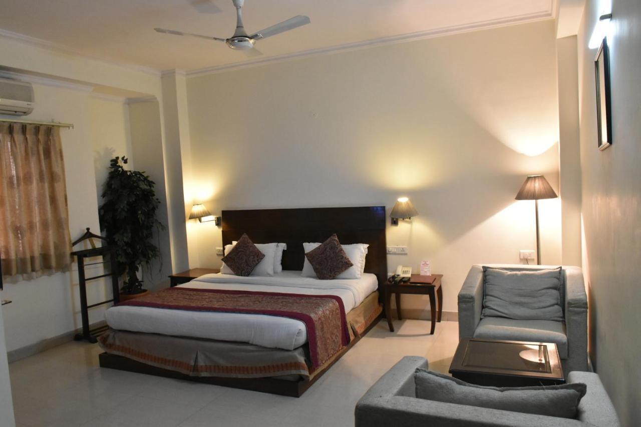 Hotel Lohias Delhi Airport Нью-Дели Экстерьер фото