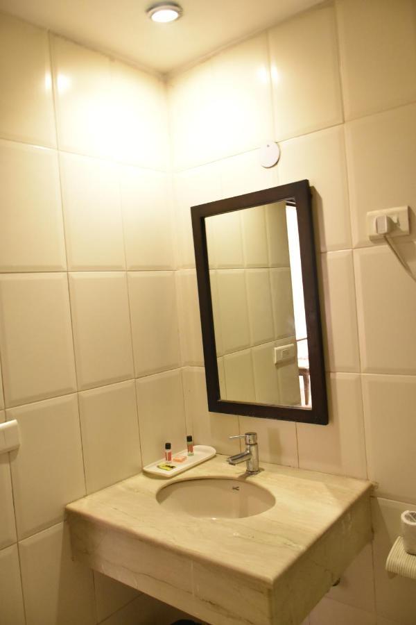 Hotel Lohias Delhi Airport Нью-Дели Экстерьер фото