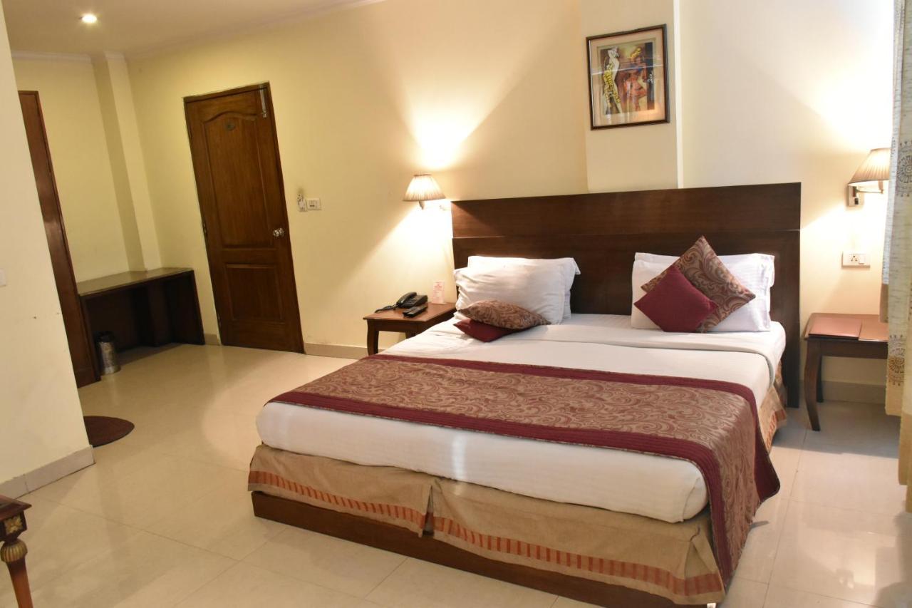 Hotel Lohias Delhi Airport Нью-Дели Экстерьер фото