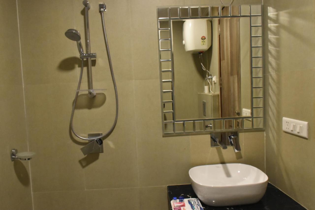 Hotel Lohias Delhi Airport Нью-Дели Экстерьер фото
