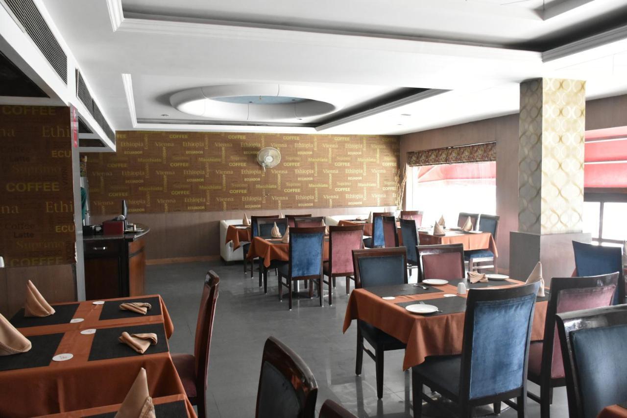 Hotel Lohias Delhi Airport Нью-Дели Экстерьер фото