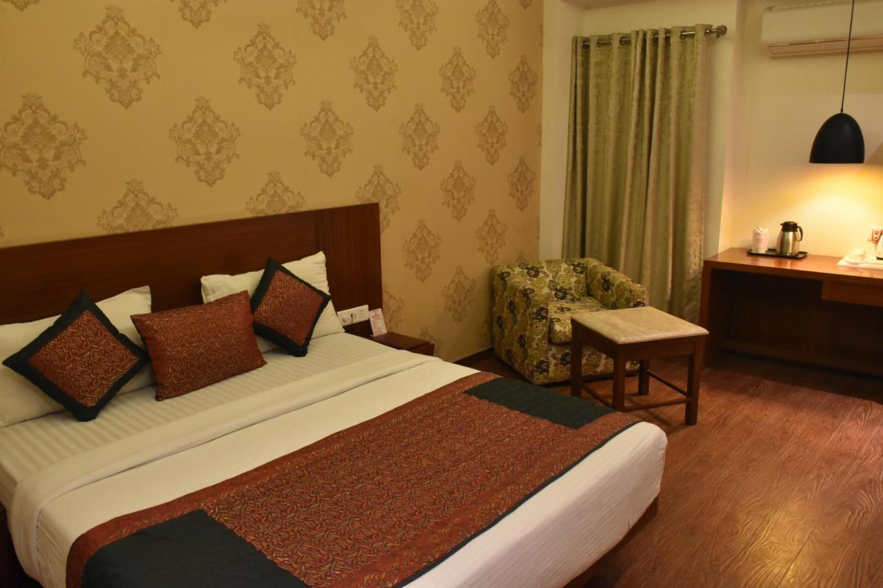 Hotel Lohias Delhi Airport Нью-Дели Экстерьер фото