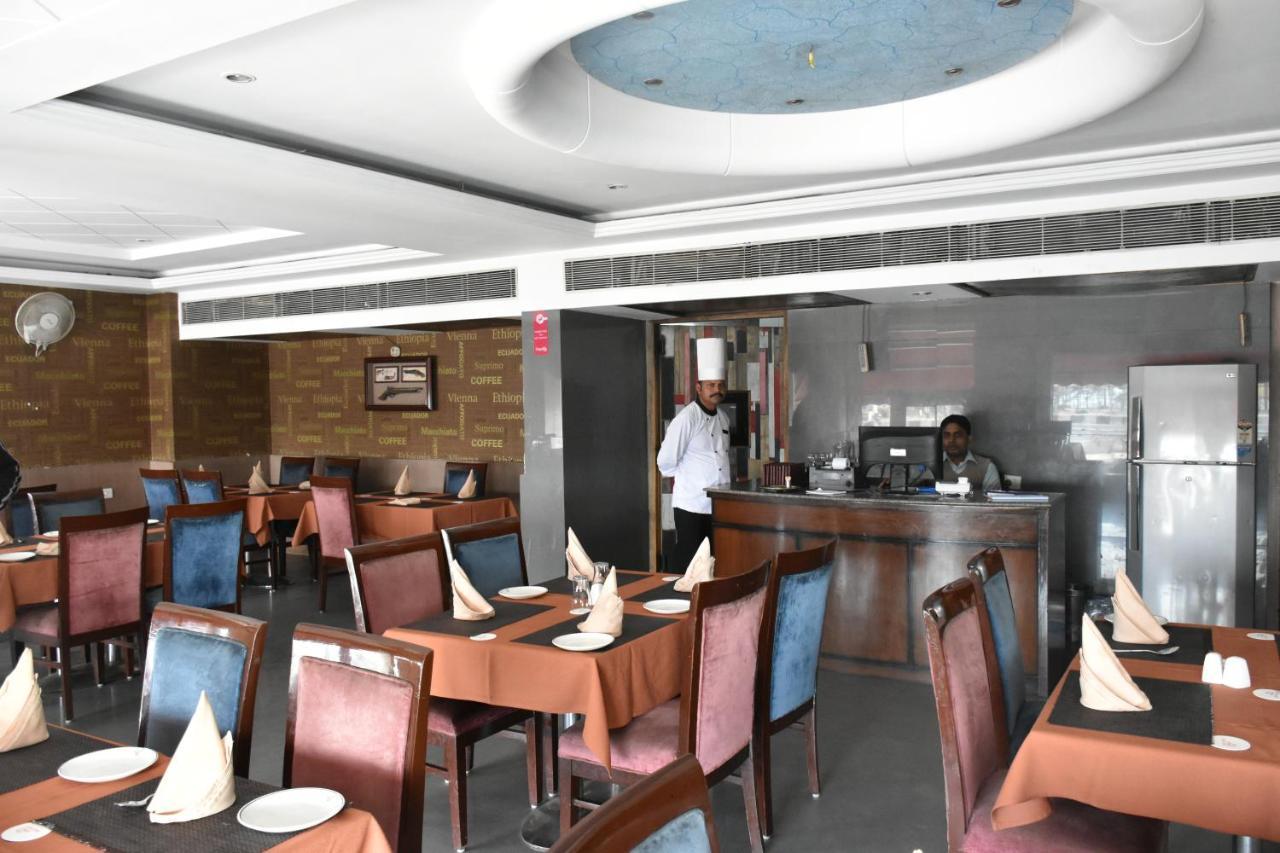 Hotel Lohias Delhi Airport Нью-Дели Экстерьер фото