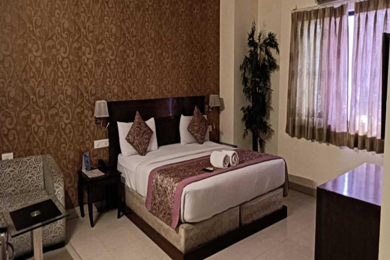 Hotel Lohias Delhi Airport Нью-Дели Экстерьер фото